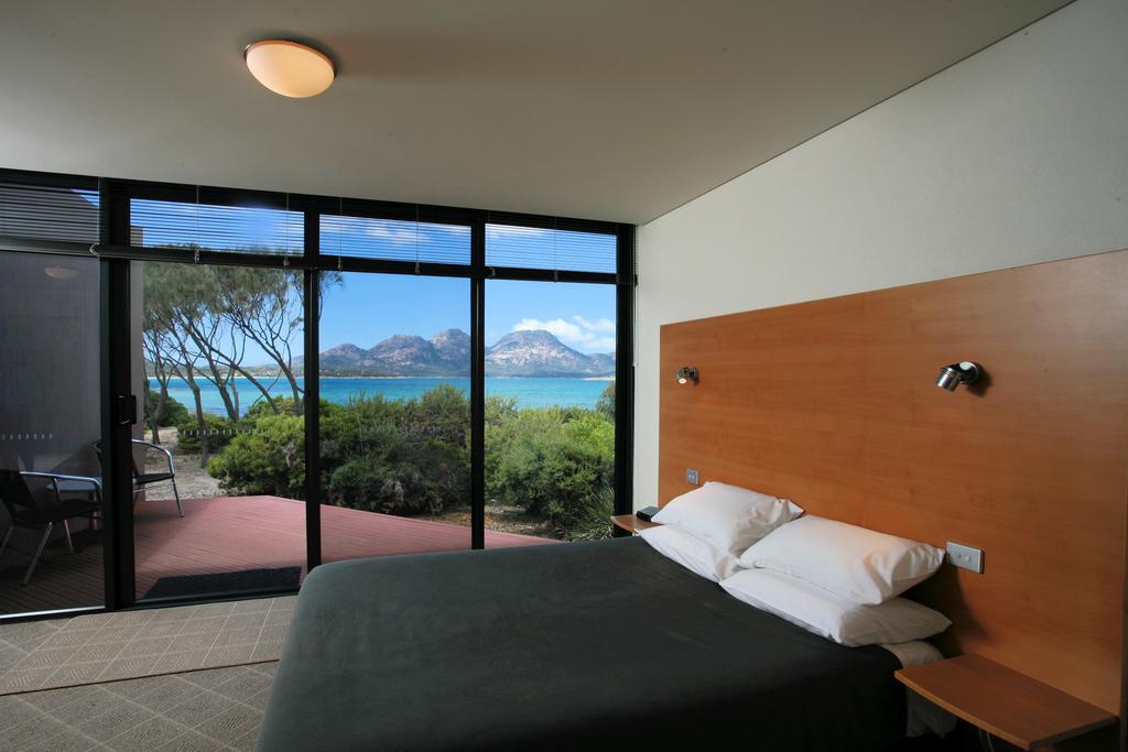 Edge Of The Bay Resort Коулс-Бей Номер фото